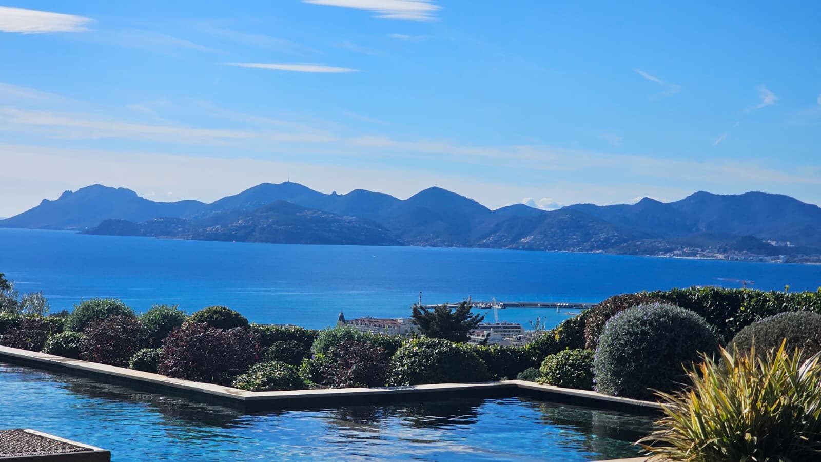 Piscine méditerranéenne avec jardin sur la Côte d'Azur